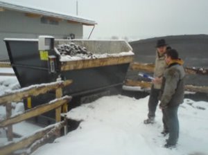 Dr. Wolfgang Kleesiek bei der Begehung der Biogasanlage Vogler-Suhler