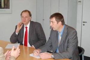 IFS Berater Felix Klimmek (links) beim ISO 9001-Zertifizierungsaudit mit dem Auditor Andreas Weise (rechts) der ZDH-Zert GmbH