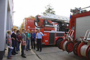 Mitarbeiter der SV Sachsen beim praktischen Teil des Seminars zum „Professionellen Risikomanagement bei Firmenkunden“: Unter anderem wird die Werkfeuerwehr unter die Lupe genommen