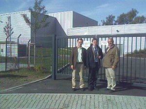 Herr Boroch (SWH), Herr Horstmann (IFS GmbH), Herr Pieper (SWH) vor dem neuen Wasserspeicher und der neuen Druckerhöhungsstation